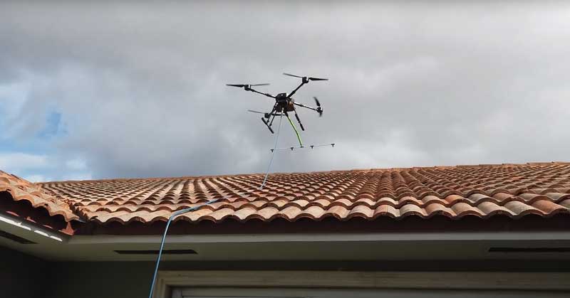 Drone survolant une toiture